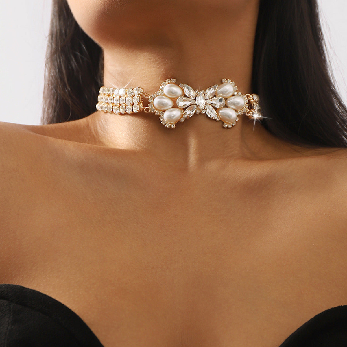 Collar con colgante en forma de lazo dulce y atrevido con garras bañadas y detalles de perlas para mujer