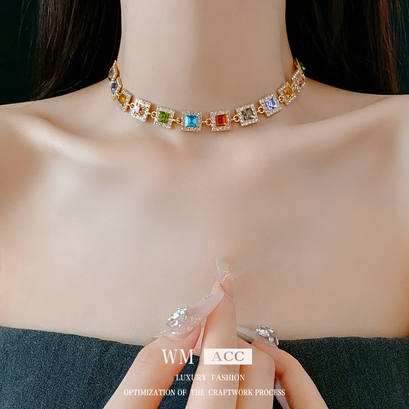 Collar con colgante geométrico vintage de aleación con incrustaciones de diamantes de imitación para mujer, estilo medallón minimalista, cadena para la clavícula