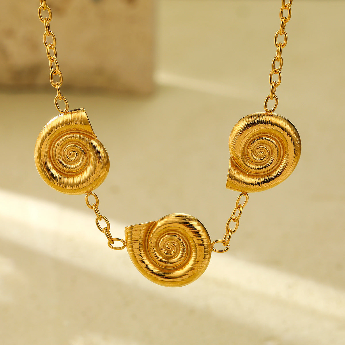 Collana con ciondolo a chiocciola a spirale alla moda in acciaio inossidabile con placcatura in oro 18 carati da donna