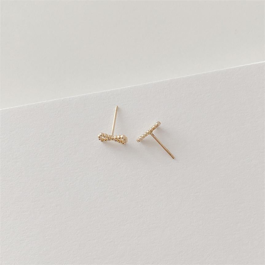 Orecchini a perno minimalistici a fiocco in argento sterling 925 con finitura placcata da donna