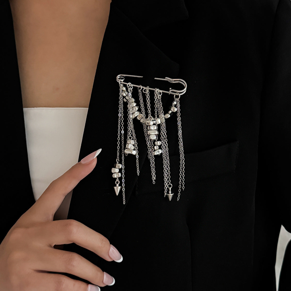 Elegant Geometric Round Plated Iron Brooch with Tassel Chain for Women