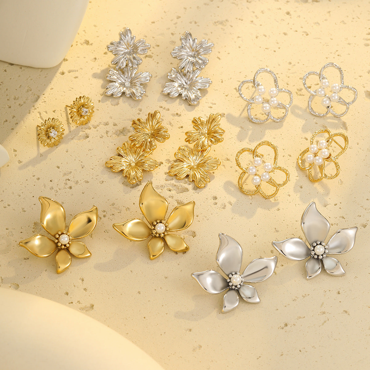 Pendientes de acero inoxidable con forma floral, baño de oro de 18 quilates y detalles de perlas para mujer