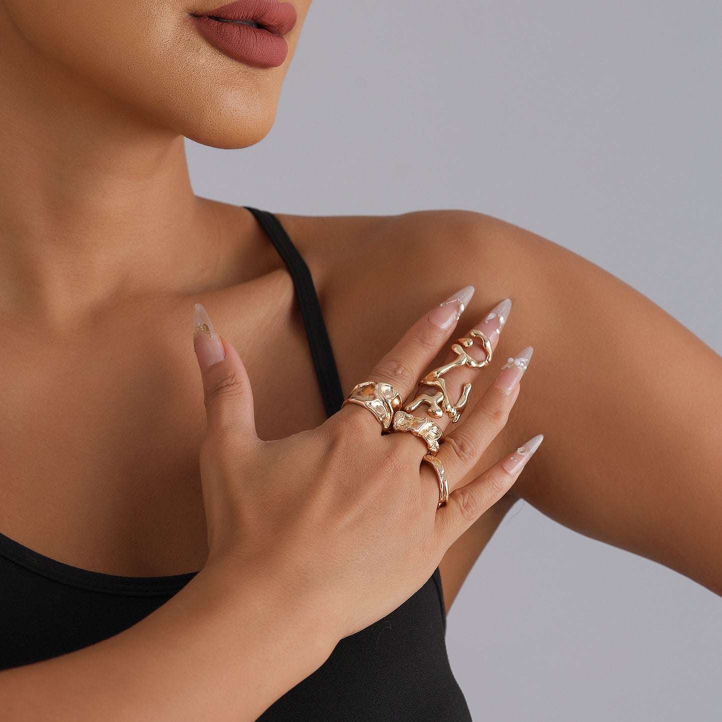 Anillo de metal geométrico minimalista con incrustaciones de diamantes de imitación y banda abierta ajustable para mujer