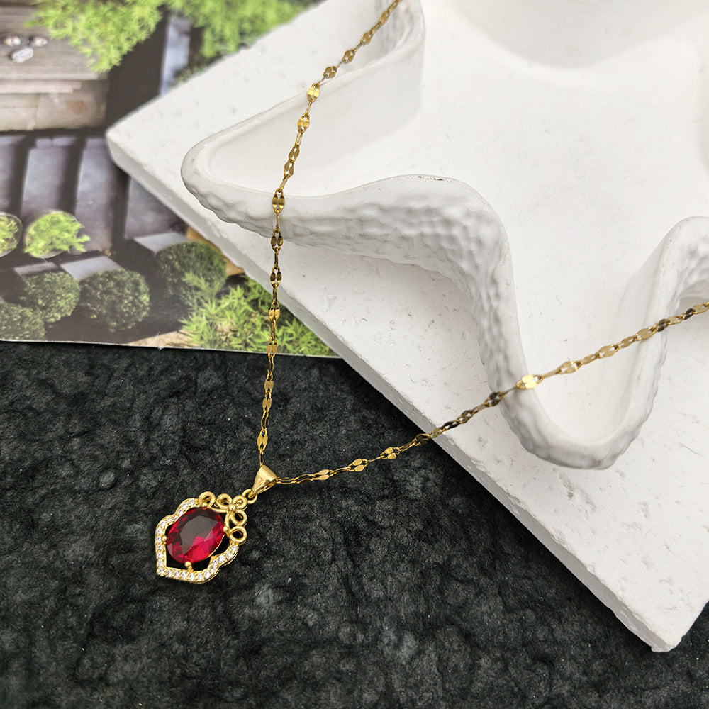 Collana pendente floreale a cinque petali minimalista in acciaio al titanio con intarsio di strass e ciondolo in rame placcato oro su catena a maglie ovali