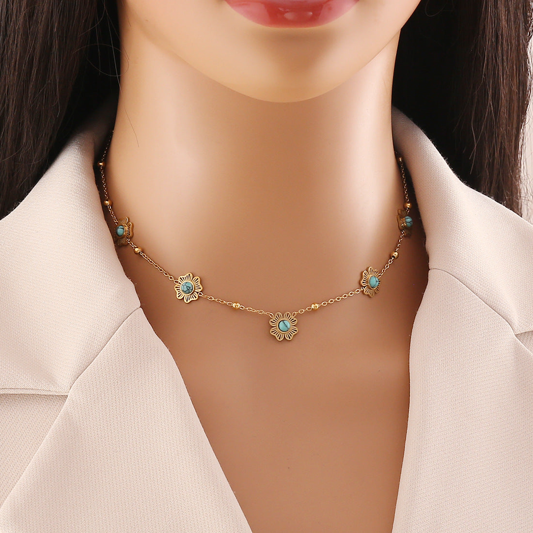 Collar de acero inoxidable con diseño floral vintage y acabado chapado para mujer