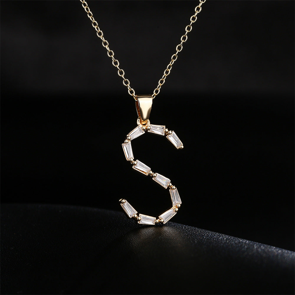 Collana da donna con ciondolo a lettera minimalista in ottone, placcata in oro 18K con intarsio di zirconi