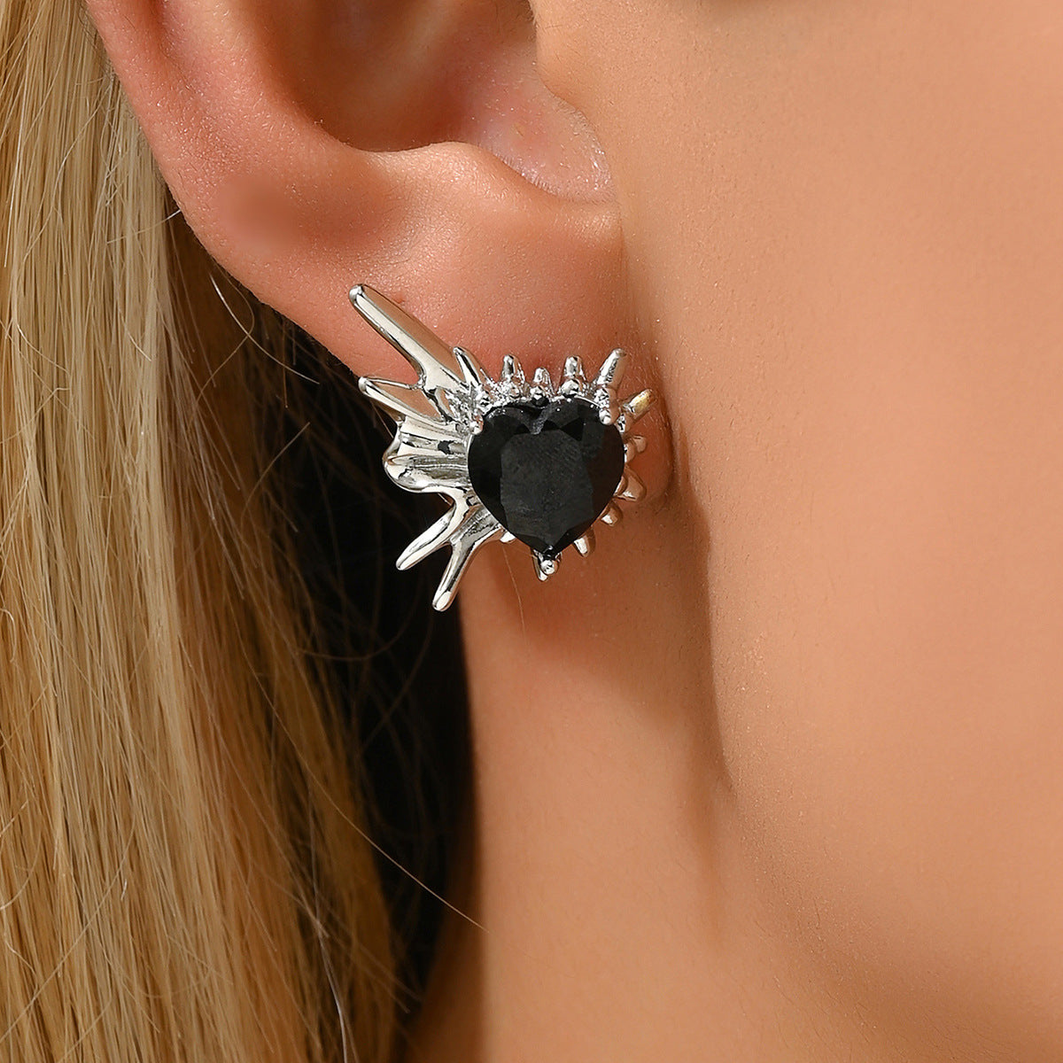 Orecchini a Cuore Minimalisti in Rame con Intarsio in Zircone Nero e Perno in Acciaio Inox