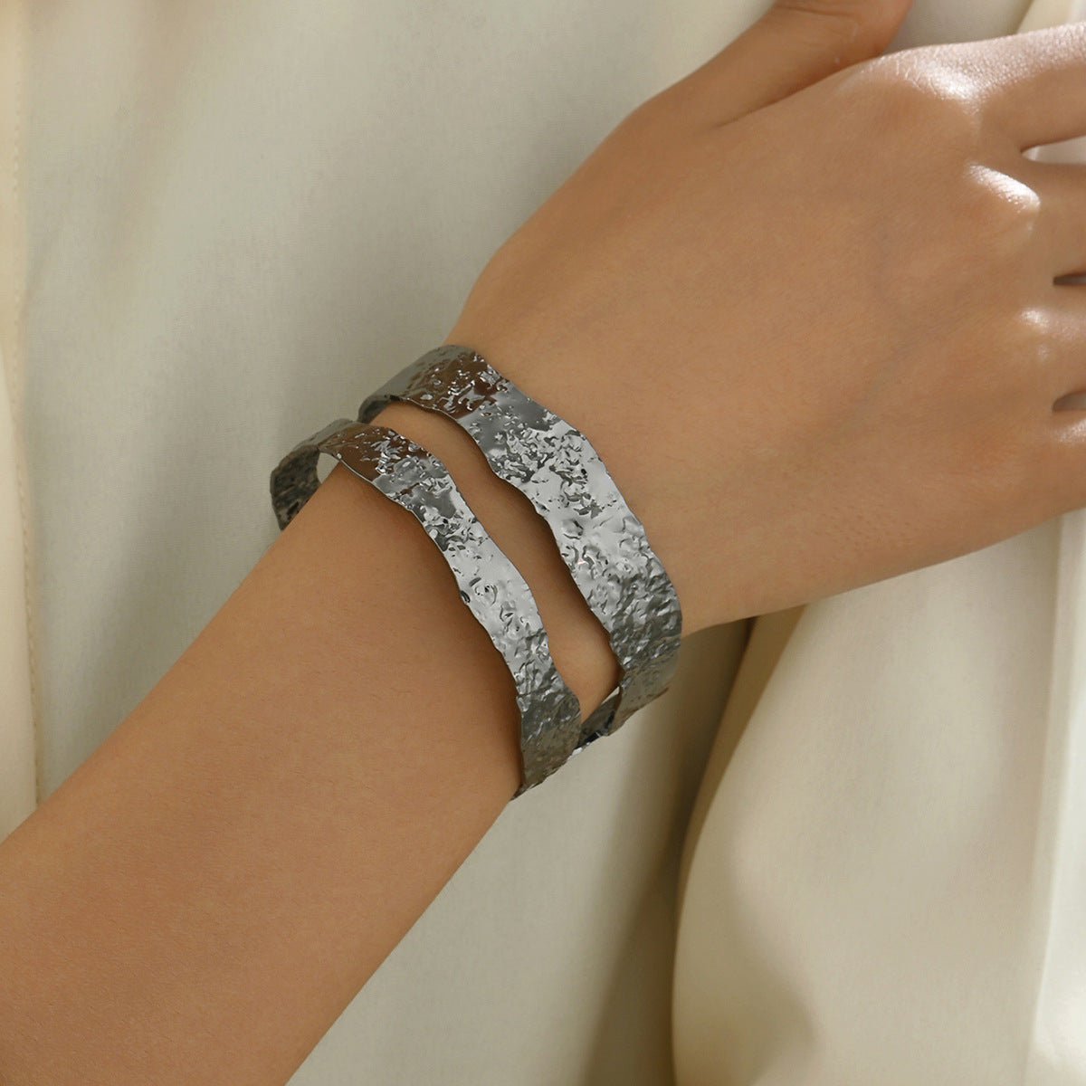 Bracciale da donna a manetta aperta regolabile in lega di zinco con intarsi di perle, stile OL alla moda con motivo floreale