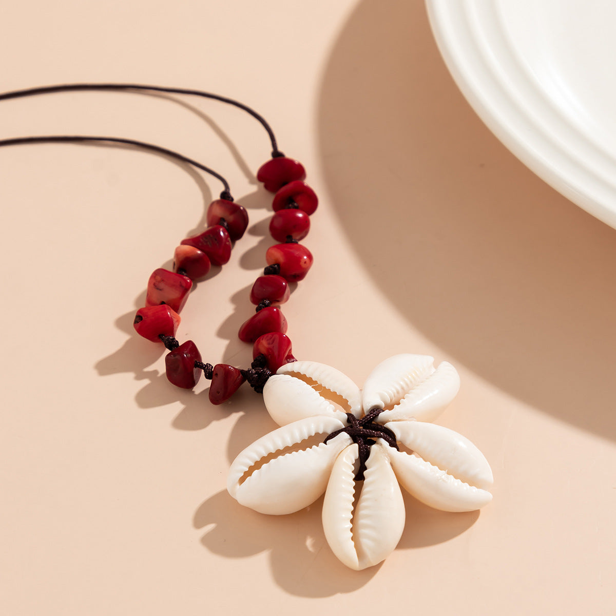 Collana regolabile in stile etnico con conchiglia e ciondolo a fiore con dettagli turchesi da donna