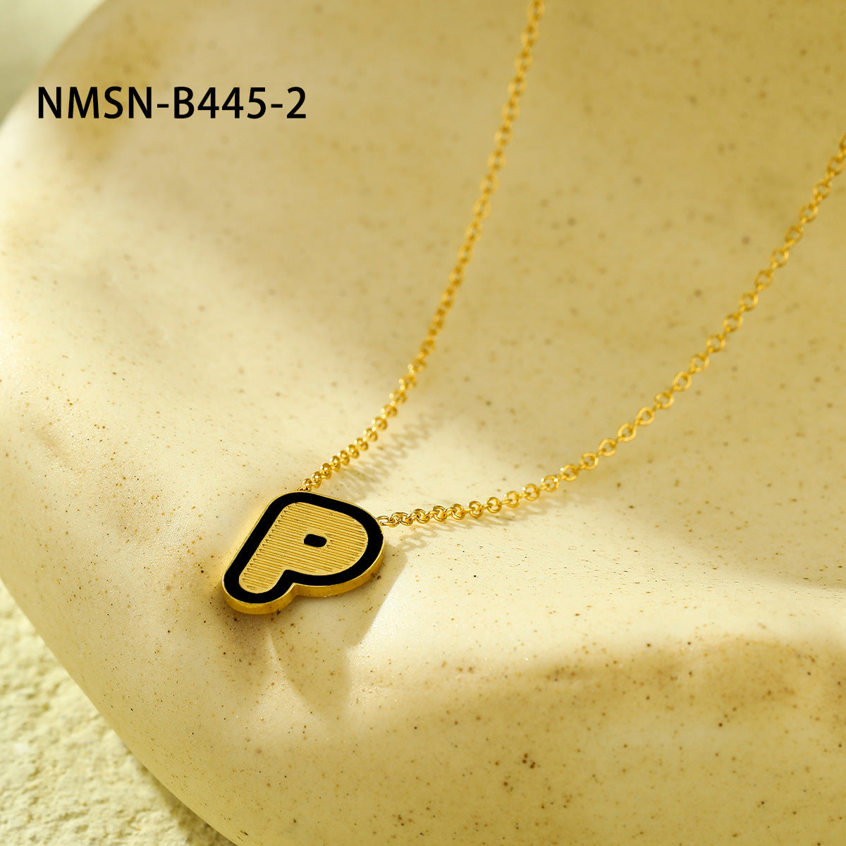 Collana con pendente a forma di lettera minimalista in acciaio inossidabile placcato oro 18 carati e dettagli in smalto da donna
