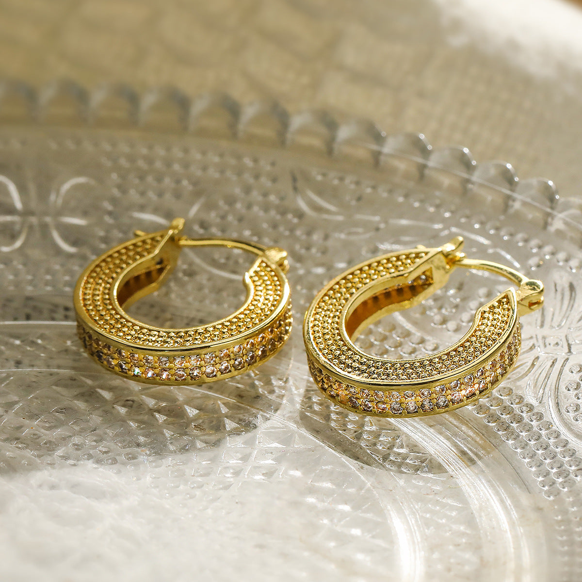 Orecchini geometrici minimalisti in rame con placcatura in oro vero e intarsio di zirconi per donna