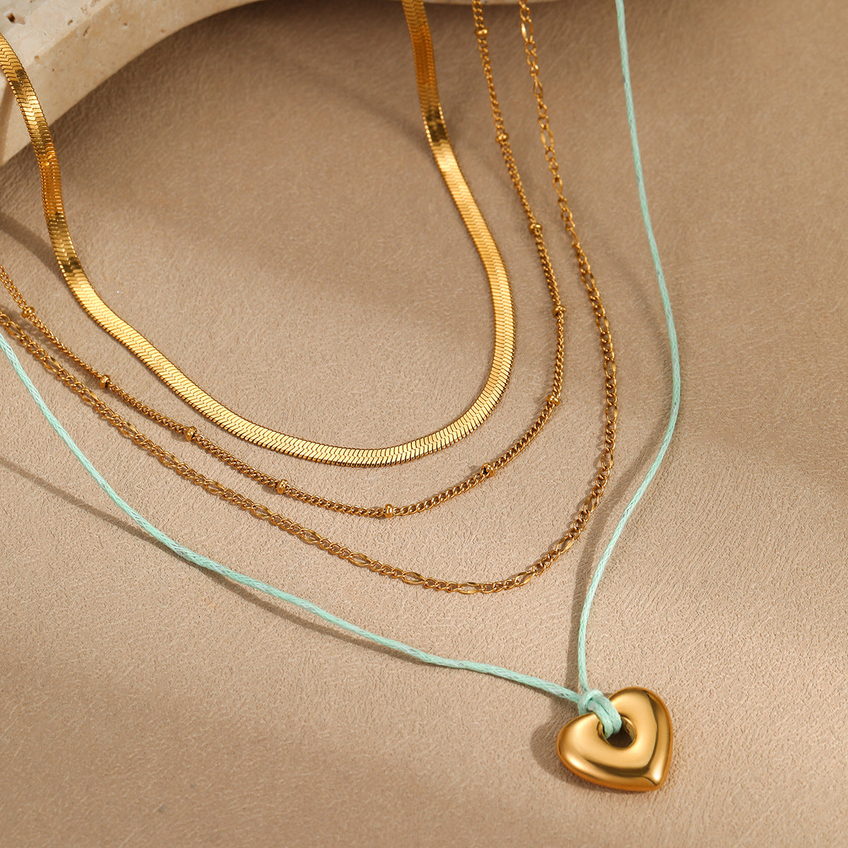 Collar de cadena de serpiente de acero inoxidable con forma de corazón a la moda con chapado en oro de 18 quilates para mujer