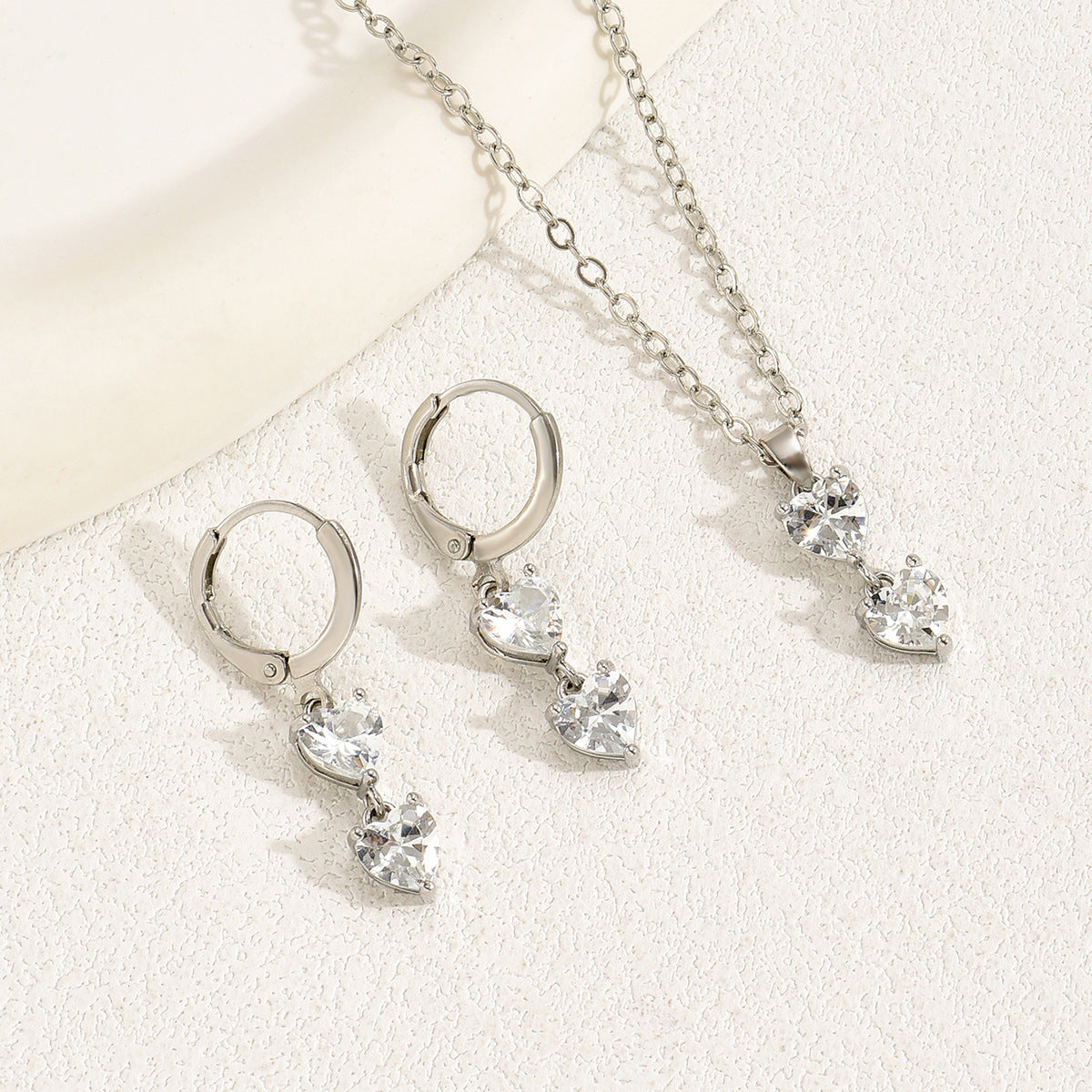 Set di collana e orecchini a cuore minimalista in lega con intarsio di zirconi da donna