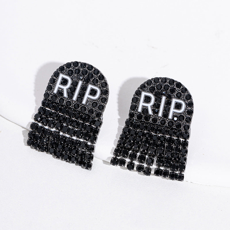 Elegantes aretes de calavera de Halloween con detalles de diamantes de imitación en aleación de zinc, con motivos de brujas, calabazas y murciélagos.