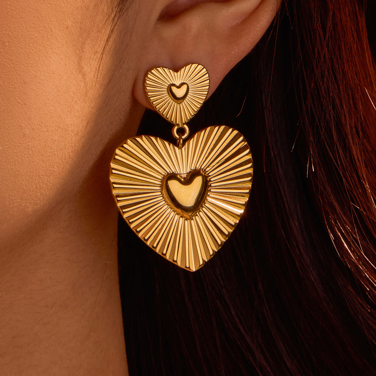 Pendientes de acero inoxidable en forma de corazón a la moda con acabado chapado para mujer