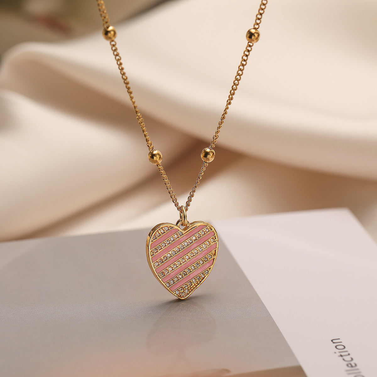 Collana pendente a cuore minimalista in rame placcato oro 18 carati con accenti di zircone per donna