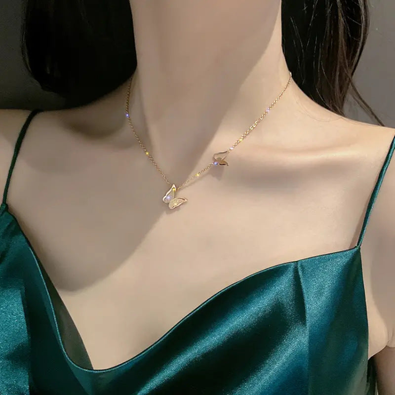 Dolce Collana Minimalista con Pendente a Farfalla in Acciaio al Titanio Placcato Oro Rosa 18K con Catena a O
