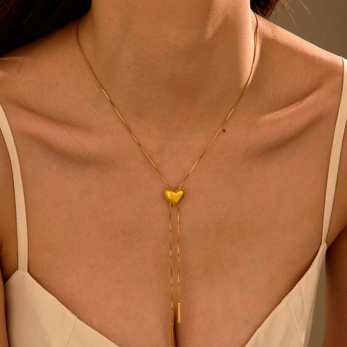Collana Minimalista in Acciaio al Titanio con Cuore e Catena Y Regolabile, Ciondolo in Acciaio Inox Placcato Oro 18K e Dettaglio Nappa
