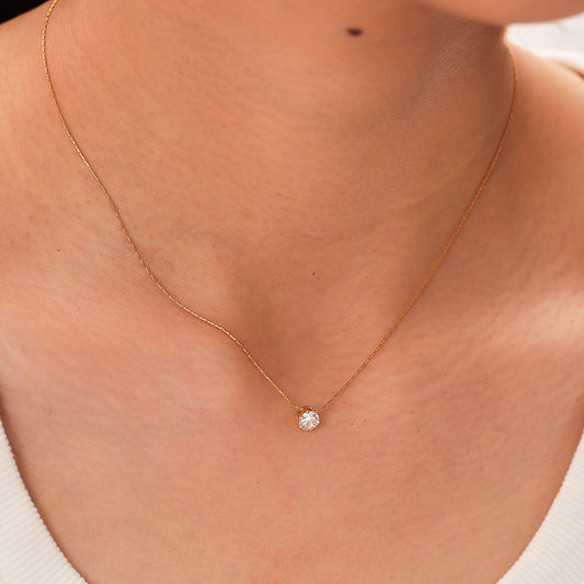 Collana con Pendente Geometrico Minimalista e Zirconia a Sei Punte in Acciaio al Titanio, Finitura Oro 18K Placcato Sottovuoto, Elegante Catena Clavicola da Donna