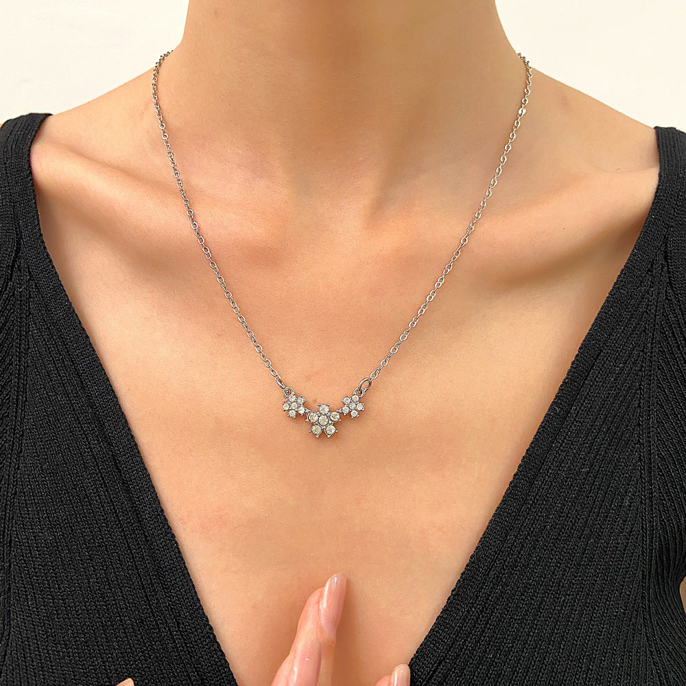 Collar de copo de nieve geométrico para mujer con incrustaciones de diamantes de imitación, cadena de aleación en estilo minimalista y moderno