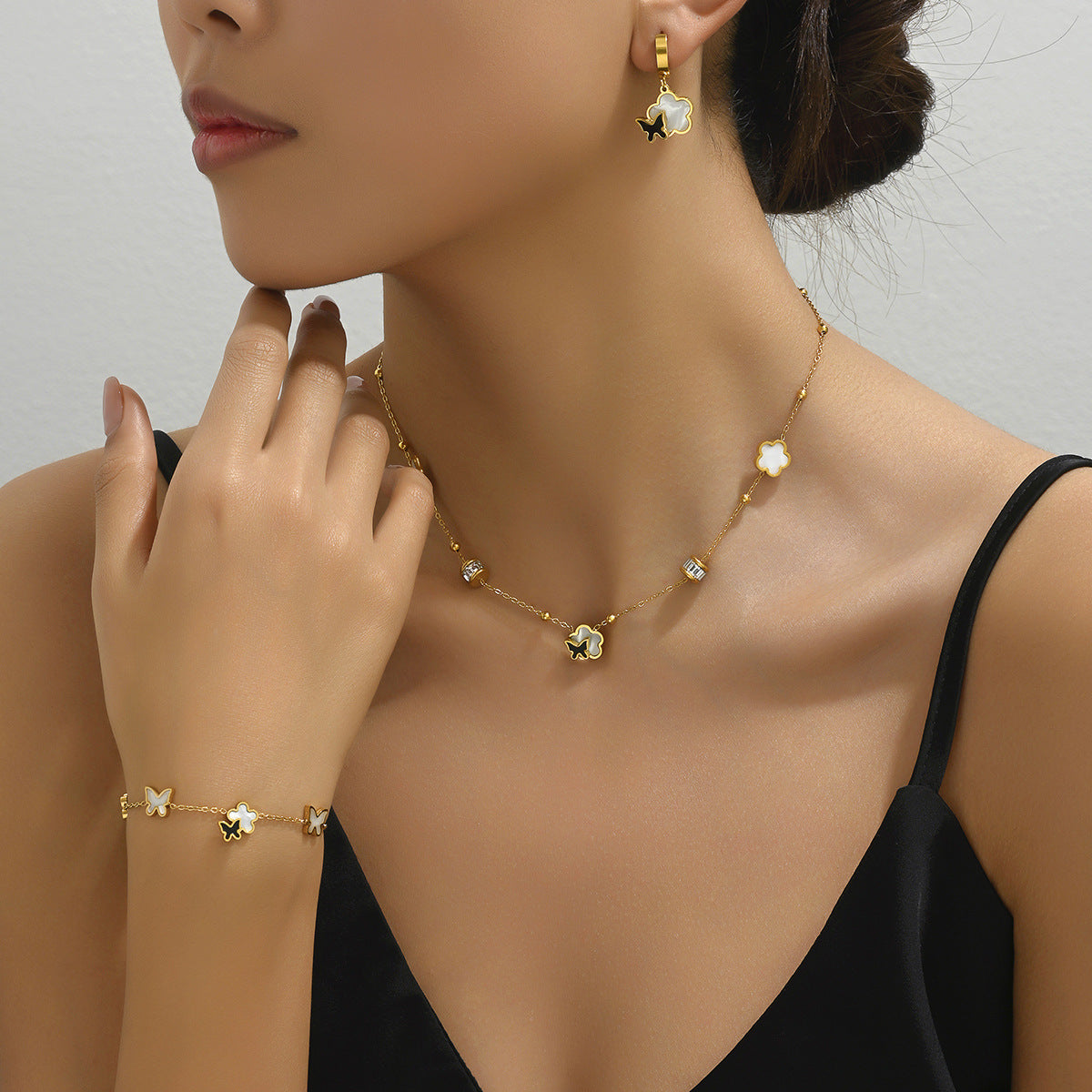 Conjunto de Collar, Pulsera y Pendientes Minimalistas con Mariposa Geométrica y Circonitas Incrustadas en Cobre para Mujer