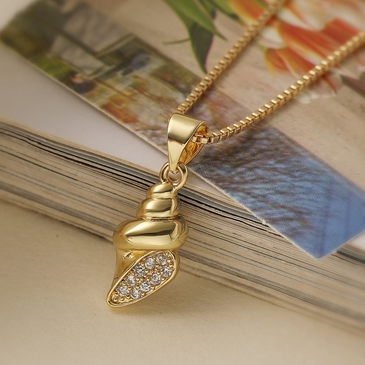 Collana con Ciondolo a Coccinella Floreale Irregolare Minimalista in Rame Placcato Oro 18K e Finitura a Smalto