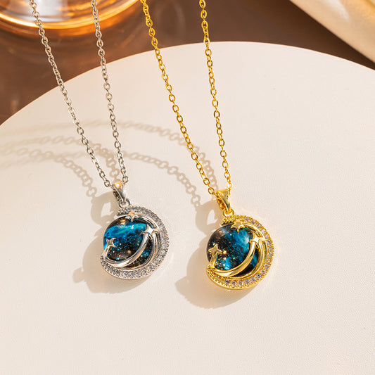 Collana da donna con pianeta geometrico di lusso, in acciaio al titanio placcato, con micro-pavé di zirconi, catena per clavicola "Cielo Stellato Blu"
