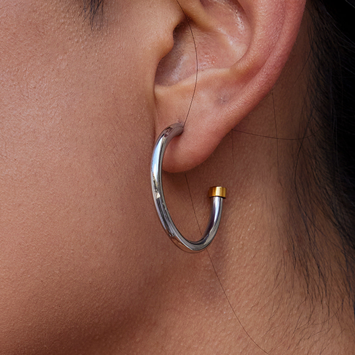 Pendientes de aro geométricos minimalistas de acero inoxidable para mujer con acabado chapado, pendientes de tuerca de acero de titanio hipoalergénicos