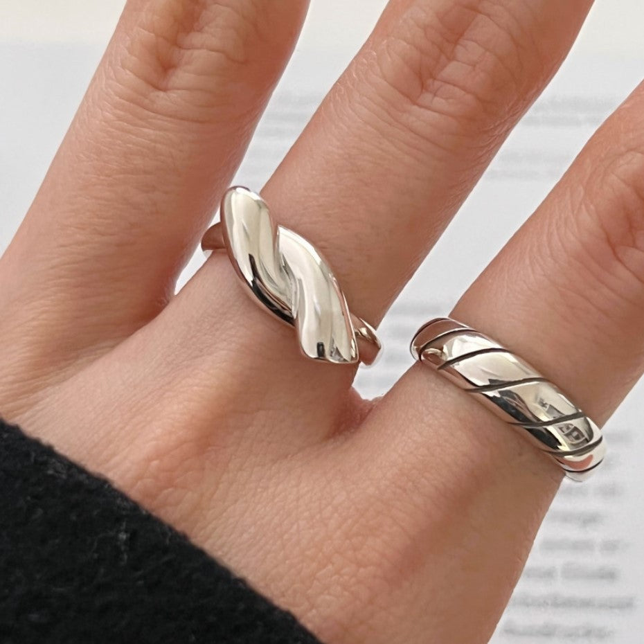 Anillo Minimalista Nudo Ondulado de Plata de Ley 925 para Mujer