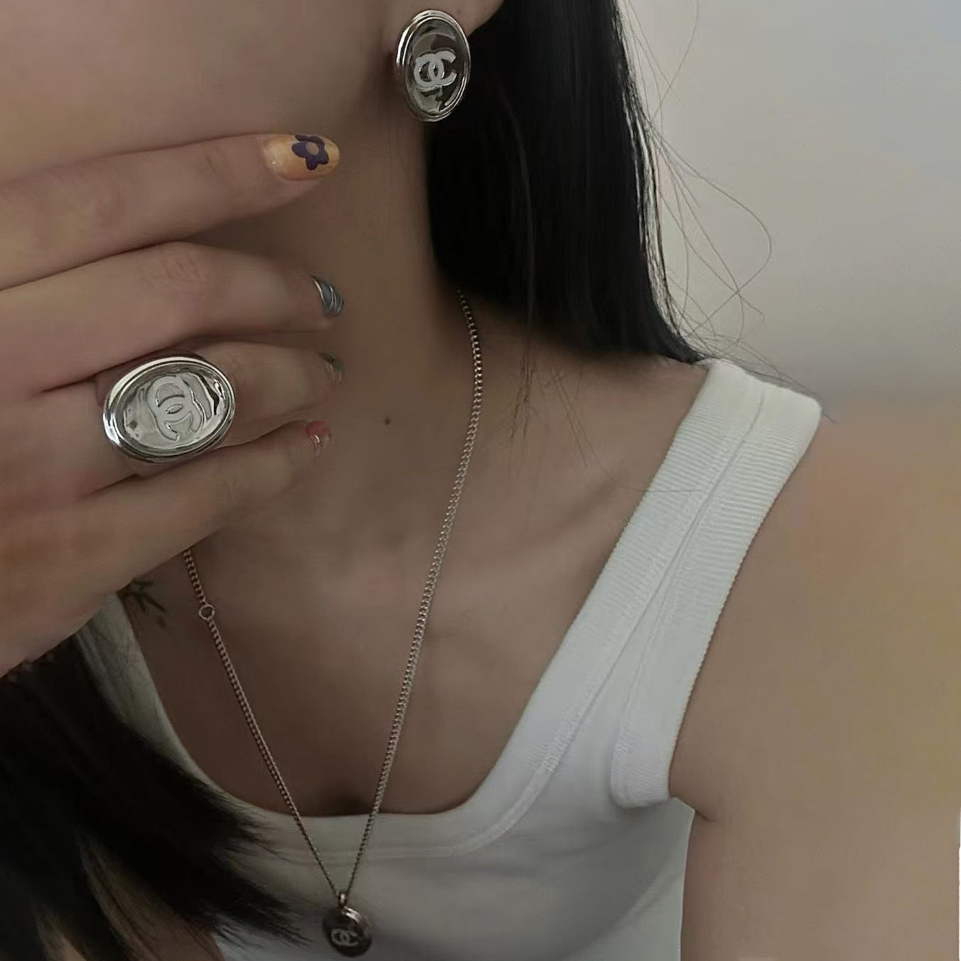 Anello da donna in ottone placcato oro con smalto a forma di lettera ovale di lusso