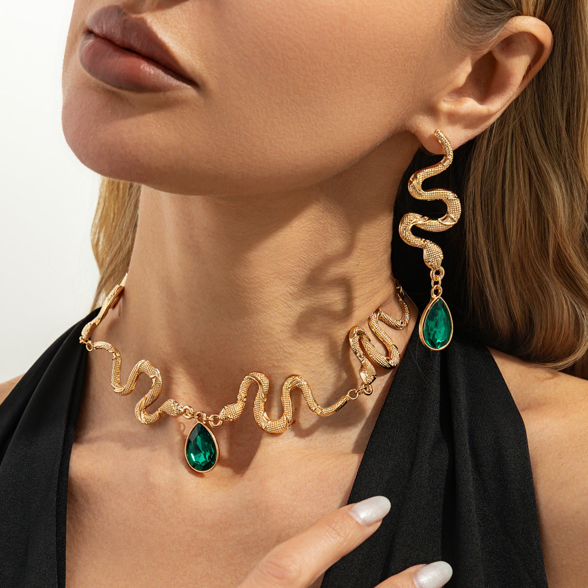 Luxury Minimalist Plated Iron Snake Shape Necklace with Gemstone Acrylic Pendant for Women