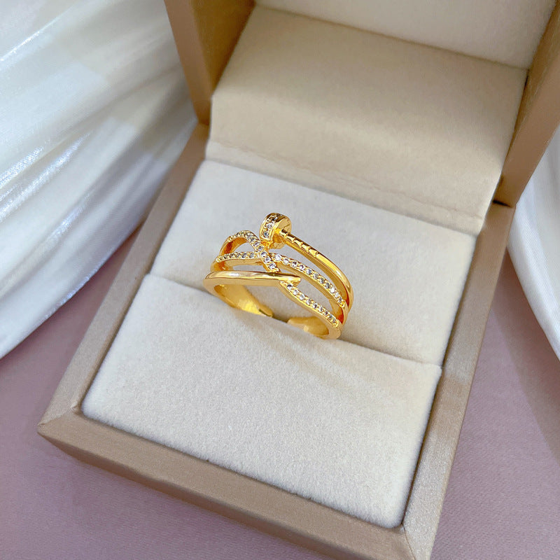 Anello Minimalista Regolabile a Torsione in Ottone con Intarsio di Strass, Design a Corona per l'Uso Quotidiano Femminile e Come Regalo di Compleanno