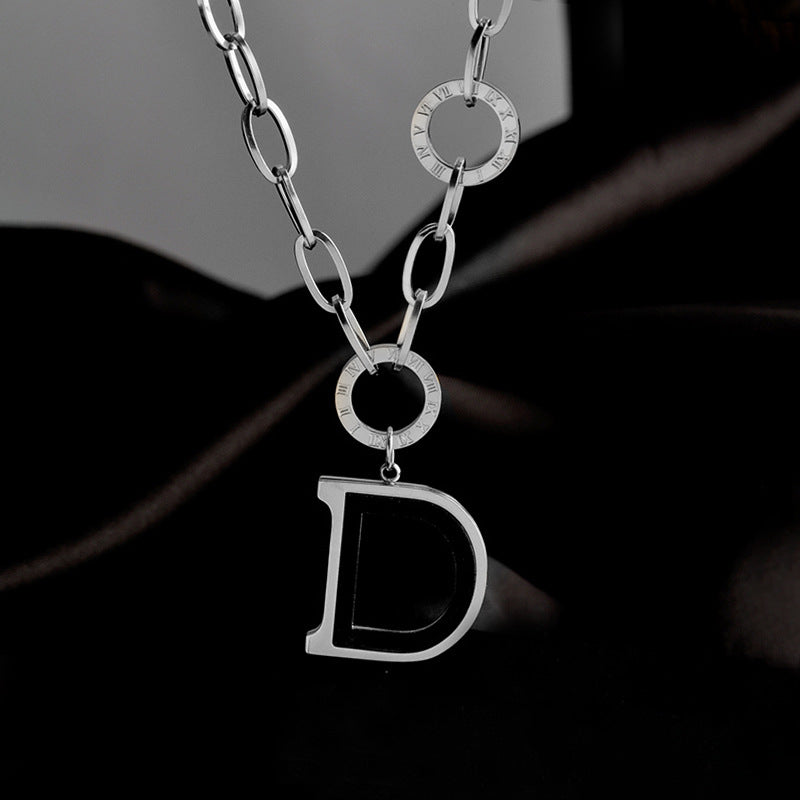 Collana con ciondolo a lettera geometrica in stile minimalista di lusso in acciaio al titanio placcato oro da donna