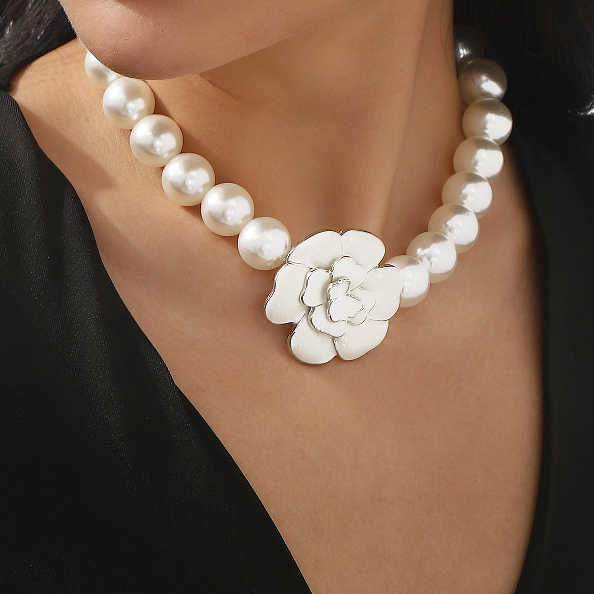 Elegante Collana Pendente Camelia Vintage Francese da Donna con Catena di Perle Imitazione e Dettagli Artigianali