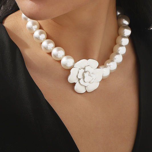 Elegante Collana Pendente Camelia Vintage Francese da Donna con Catena di Perle Imitazione e Dettagli Artigianali