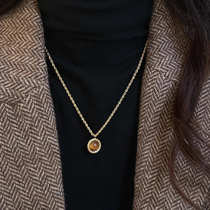 Collana pendente occhio di tigre in stile retrò con design geometrico da donna, catena a maglie color oro, accessorio minimalista di lusso