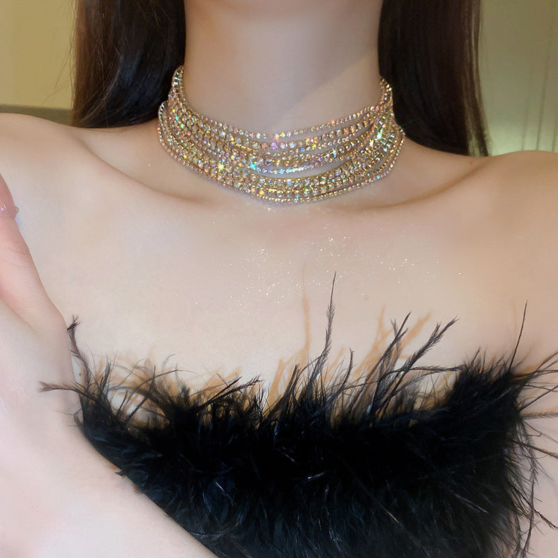 Elegante collar con colgante de lazo de diamantes de imitación y detalles de nácar perlado para mujer — Delicada cadena para clavícula en estilo de lujo minimalista y a la moda