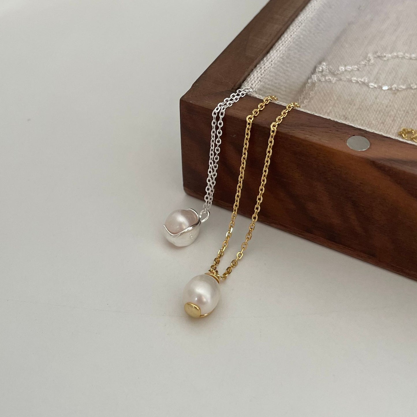 Collana pendente geometrica minimalista in argento sterling 925 con accento perla su catena a maglia forzatina