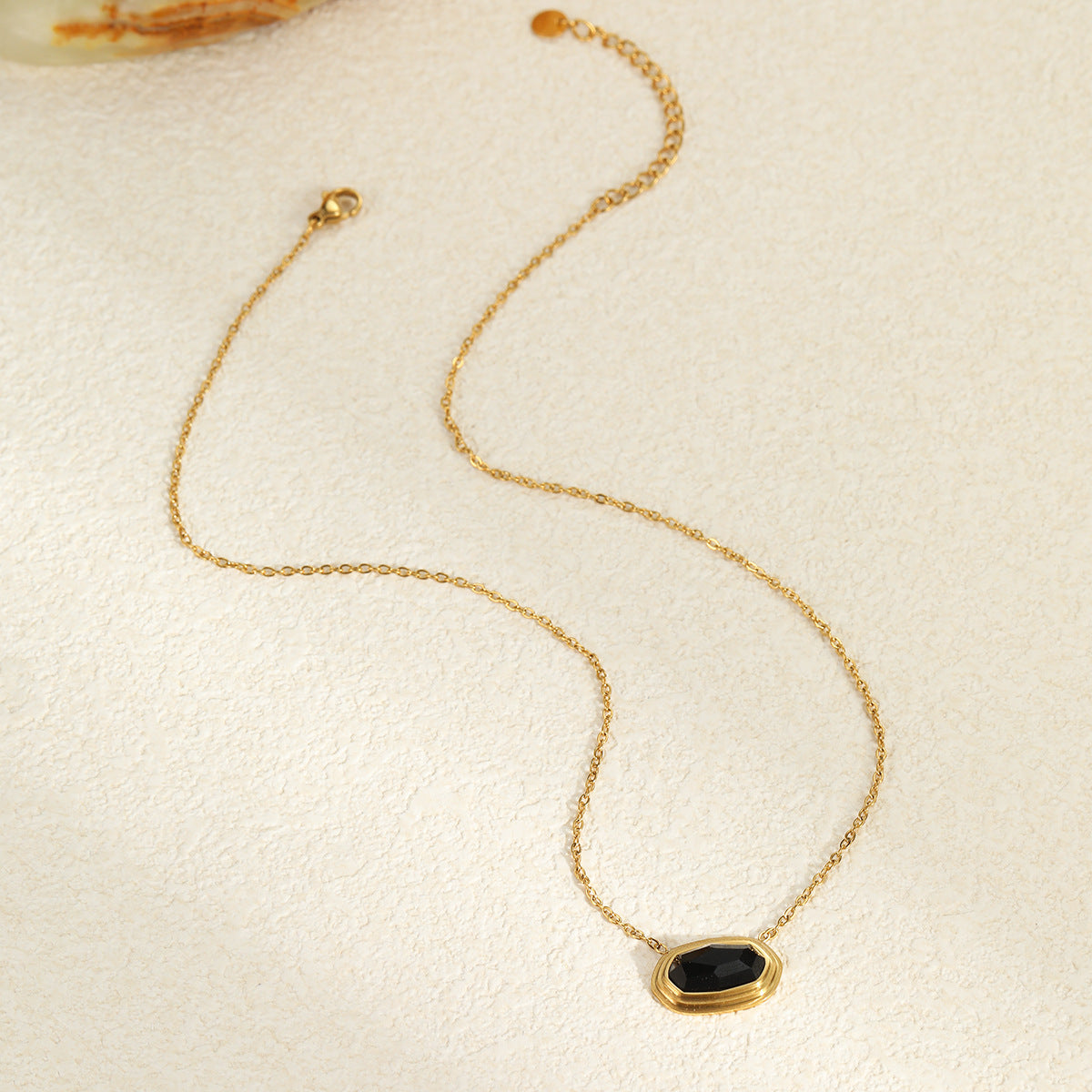Gargantilla geométrica con incrustaciones de ónix negro en acero inoxidable con baño de oro de 18 K para mujer