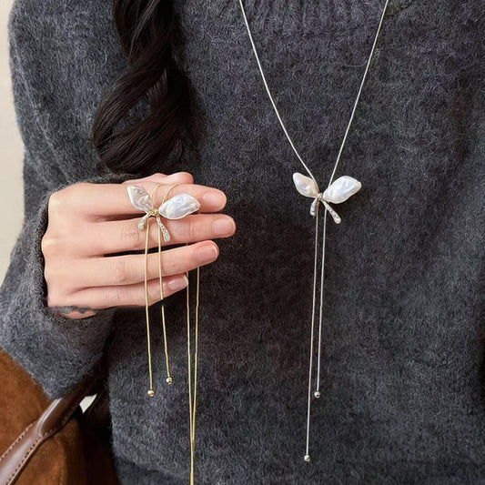 Elegante collar con colgante de mariposa con perlas simuladas e incrustaciones de diamantes de imitación para mujer, cadena ligera para suéter de estilo minimalista de lujo