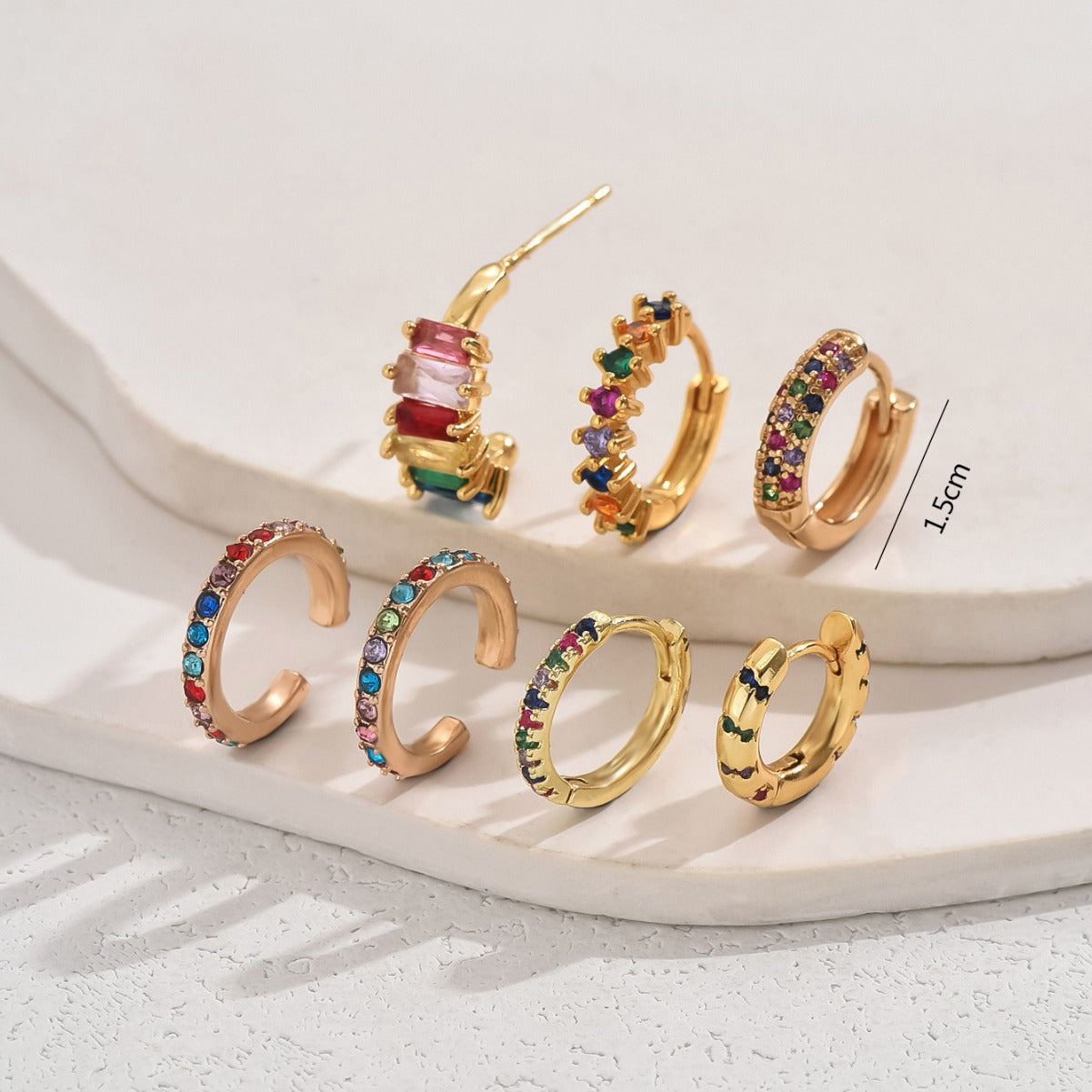 Orecchini da donna minimalisti geometrici a U in rame placcato oro con intarsio di zirconi