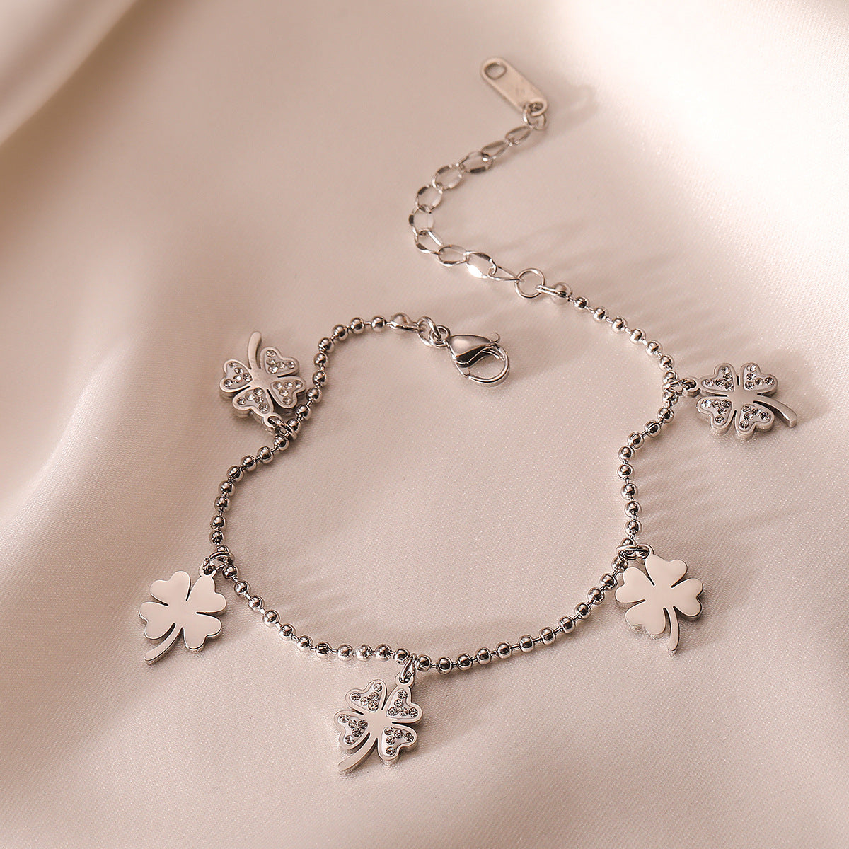 Bracciale da donna minimalista geometrico con quadrifoglio e perline in acciaio al titanio placcato oro con intarsio di zirconi