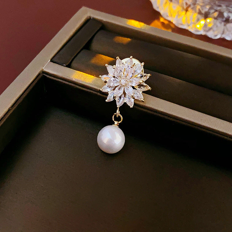 Vintage Style Animal Brooch in Alloy with Gold Plating for Women, Heart and Bowknot Shape, Lightweight Luxury Fashion Accessory
