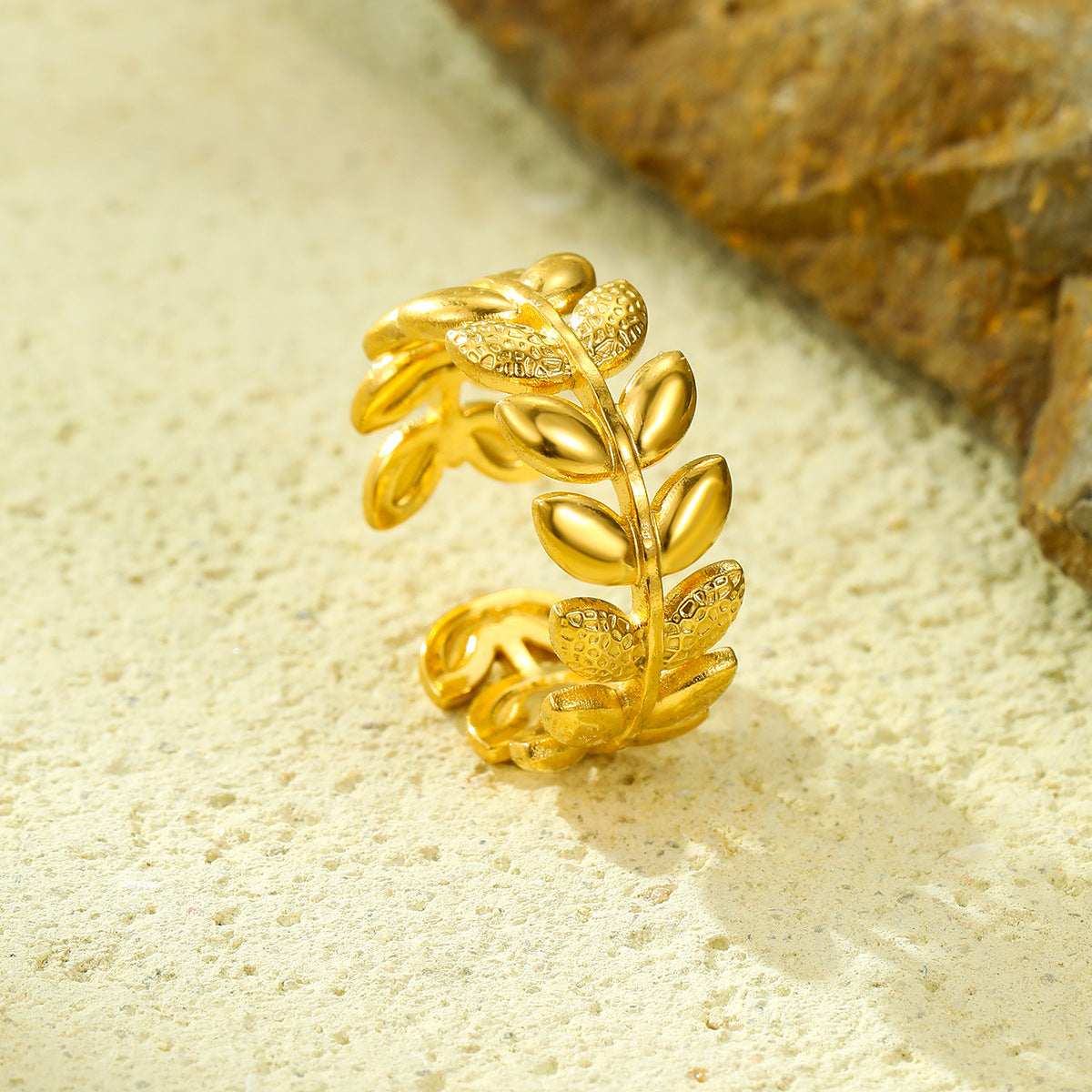 Anello in Acciaio Inossidabile Lusso Minimalista con Design a Foglia Placcata Oro 18K per Donna