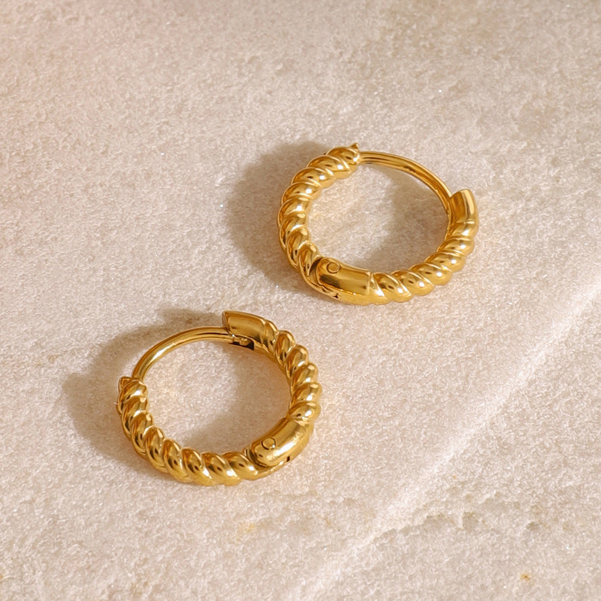 Orecchini a perno geometrici minimalisti in acciaio inossidabile con placcatura in oro 18K, design traforato per donna