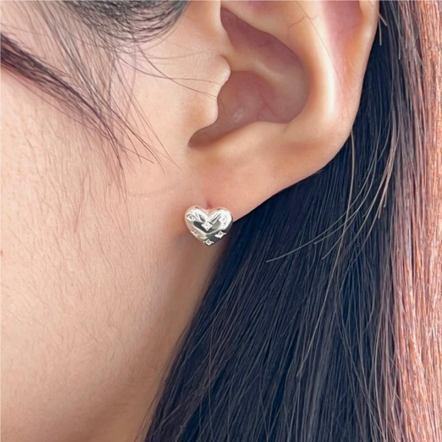 Orecchini a perno da donna a forma di cuore minimalistici in argento sterling 925 con zirconi e placcatura