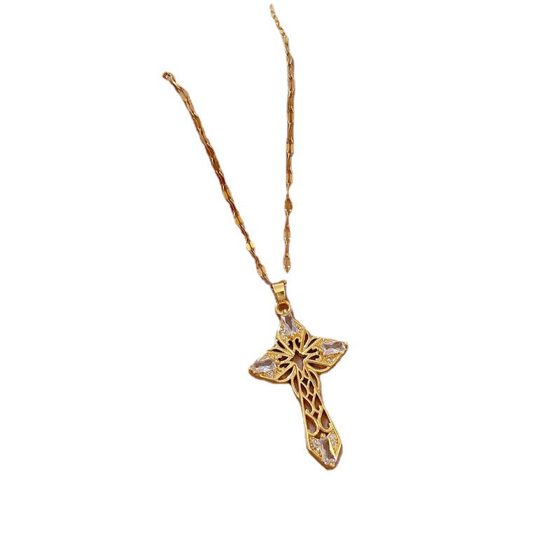 Collana con ciondolo esotico a croce vuota geometrica da donna in acciaio al titanio con accenti in oro micro-pavé e catena delicata per clavicola