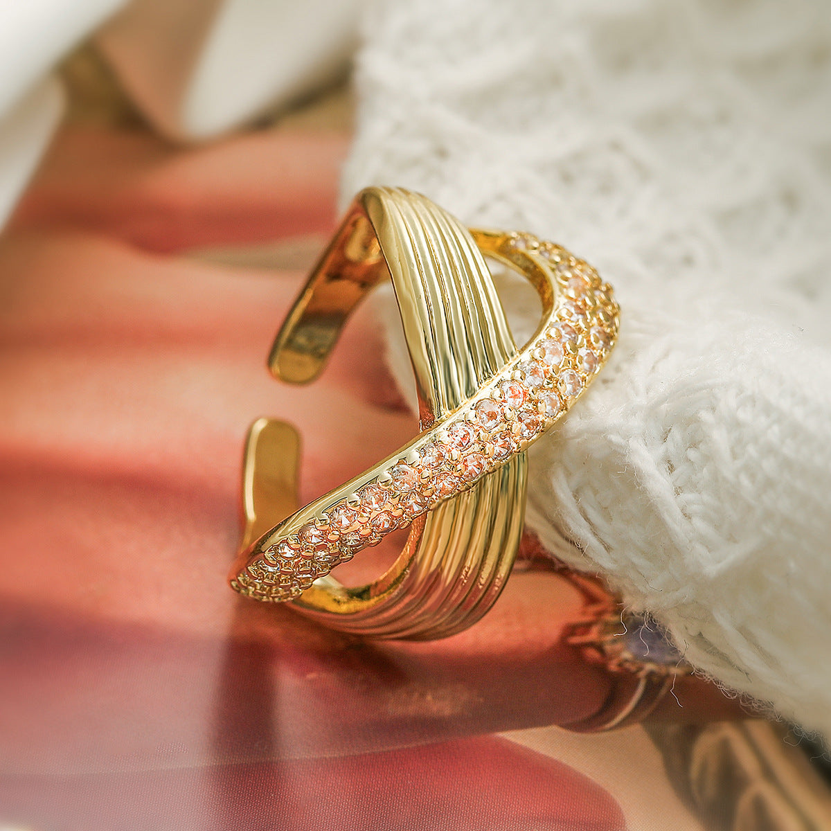 Anello Aperto Geometrico da Donna con Base in Rame Placcata Oro 18K e Zirconi Micro-Incastonati