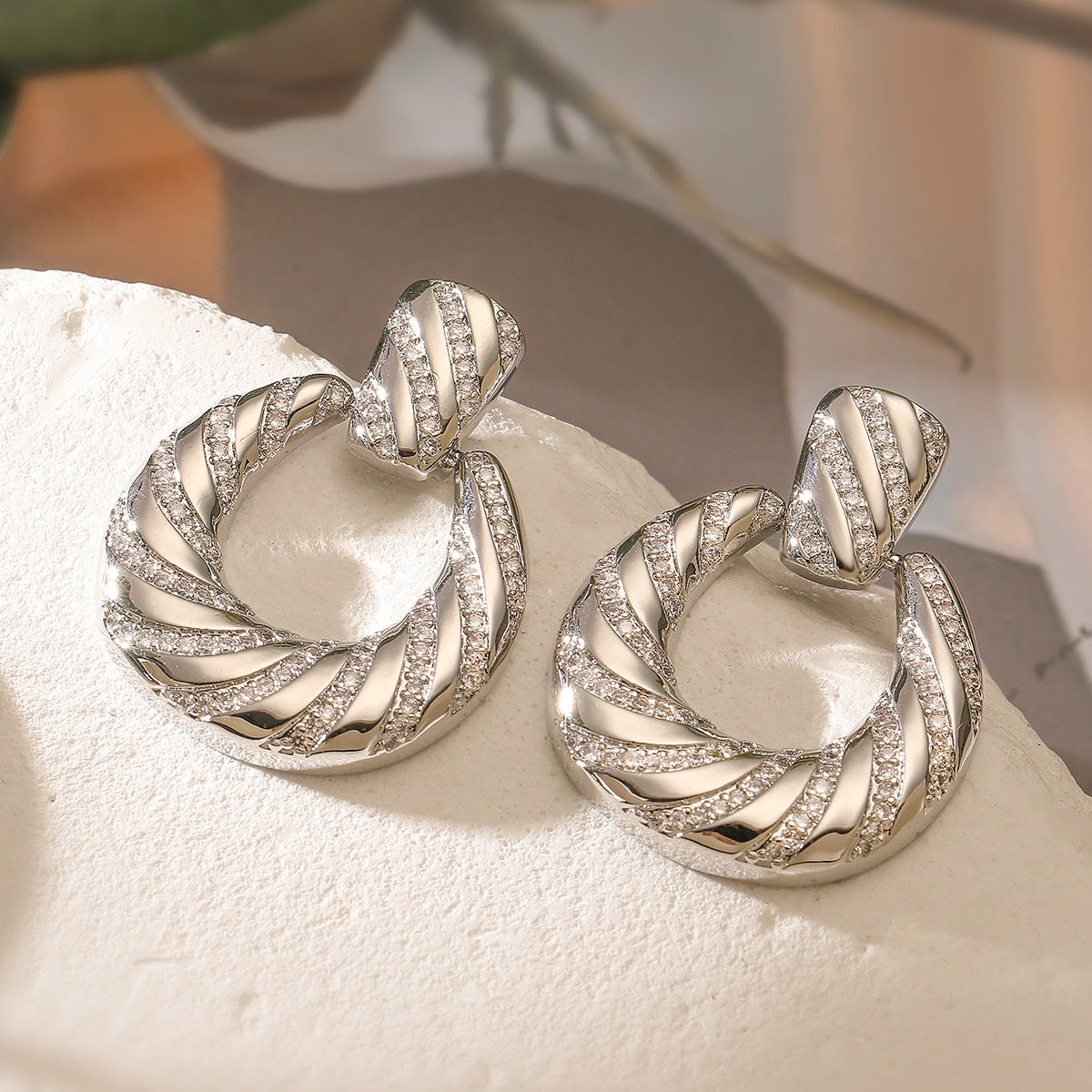 Minimalist Geometric Ear Studs for Women Made of Brass with 18K Gold Plating and Zircon Inlay