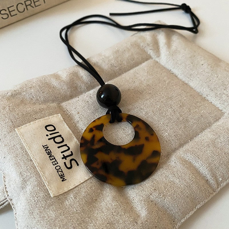 Collana con ciondolo geometrico in acrilico stile retrò da donna con charm in lega, fatta a mano, catena a strati alla moda minimalista